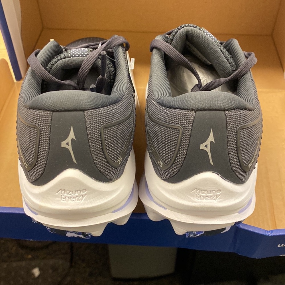 Mizuno woman’s Wave Rider 25 running shoes. Size 7.5 brand new in box never worn